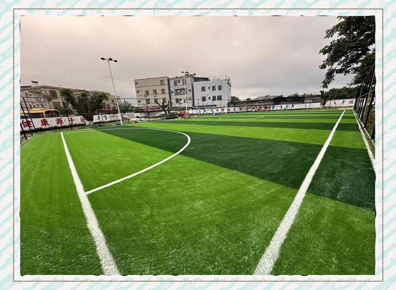 球场焕然一新：塑料场地铺设引领运动风潮